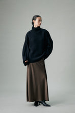 Charger l&#39;image dans la galerie, Cambridge Wool-Cashmere Oversized Turtleneck Sweater
