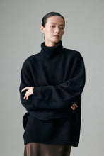 Charger l&#39;image dans la galerie, Cambridge Wool-Cashmere Oversized Turtleneck Sweater

