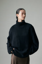 Charger l&#39;image dans la galerie, Cambridge Wool-Cashmere Oversized Turtleneck Sweater
