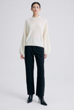 Charger l&#39;image dans la galerie, Chloe Cashmere Mock Neck Sweater with Lantern Sleeves
