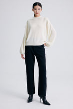 Charger l&#39;image dans la galerie, Chloe Cashmere Mock Neck Sweater with Lantern Sleeves

