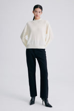 Charger l&#39;image dans la galerie, Chloe Cashmere Mock Neck Sweater with Lantern Sleeves
