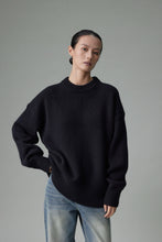 Cargar imagen en el visor de la galería, Ophelia Round Neck Heavyweight Premier Merino Wool Sweater
