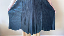 Cargar imagen en el visor de la galería, Goffer Petal Swing Dress
