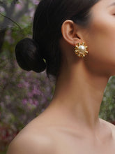 将图片加载到图库查看器，Anaya Pearl Gold Rim Earrings
