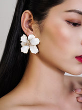 Charger l&#39;image dans la galerie, AIMAI Enable Blossom Clip Earrings
