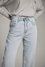 Load image into Gallery viewer, Lina High-Rise Wide-Legs Jeans
