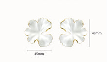 Cargar imagen en el visor de la galería, Blanc Orchid Gold Clip Earrings
