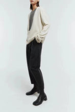 将图片加载到图库查看器，Mesa Classic Premier Cashmere U-Neck Sweater
