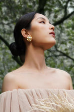 将图片加载到图库查看器，Anaya Pearl Gold Rim Earrings
