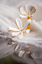 Charger l&#39;image dans la galerie, Double White Orchid Earrings
