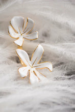 Charger l&#39;image dans la galerie, Double White Orchid Earrings
