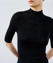 将图片加载到图库查看器，Olivia Seamless Superfine Merino Wool Mock Neck Short Sleeves
